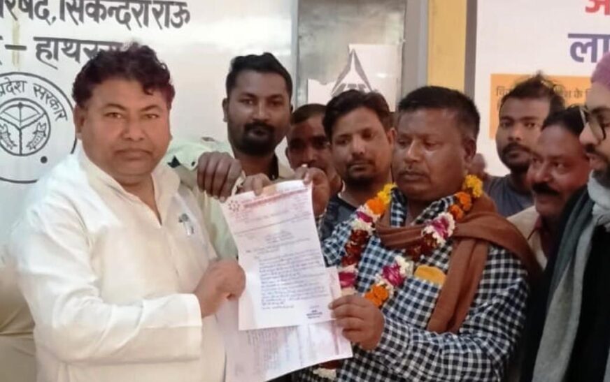 सिकंदराराऊ: नगर पालिका कर्मचारियों ने अध्यक्ष को सौंपा ज्ञापन, शीतकालीन वर्दी और सेवानिवृत्त कर्मचारियों की विदाई की मांग