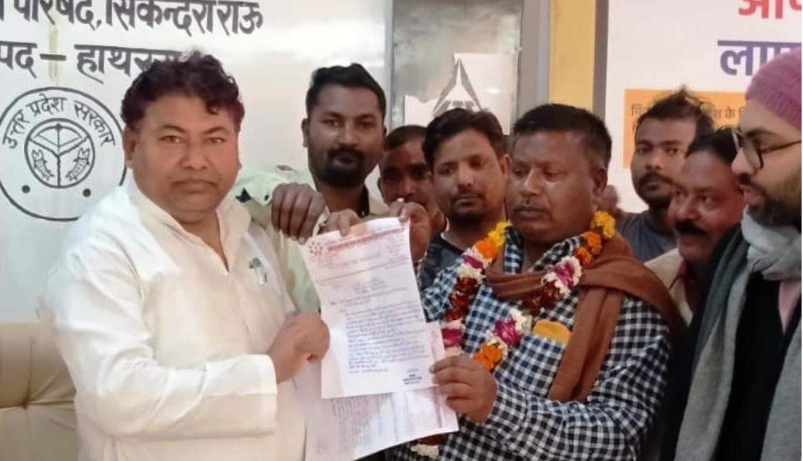 सिकंदराराऊ: नगर पालिका कर्मचारियों ने अध्यक्ष को सौंपा ज्ञापन, शीतकालीन वर्दी और सेवानिवृत्त कर्मचारियों की विदाई की मांग