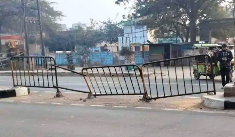 सादाबाद : कट बंद करने में लापरवाही हो सकती है जानलेवा, एनएच पर बंद किए जा रहे डिवाइडर के कट