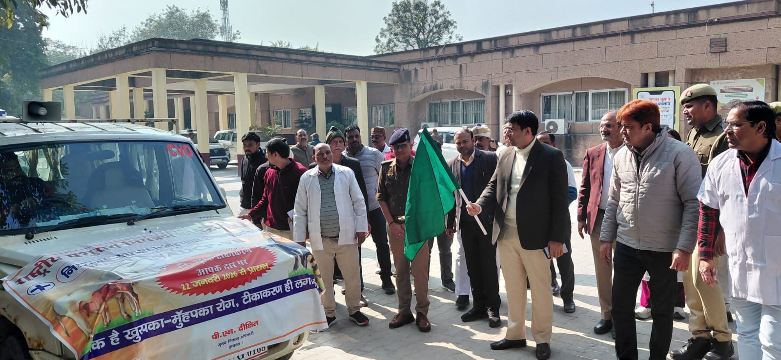 एफएमडी टीकाकरण अभियान हेतु डीएम ने मोबाइल वैटेरिनरी वाहनों को किया रवाना, 45 दिन चलेगा टीकाकरण अभियान, पशुपालकों के द्वार तक पहुंचेगी टीम