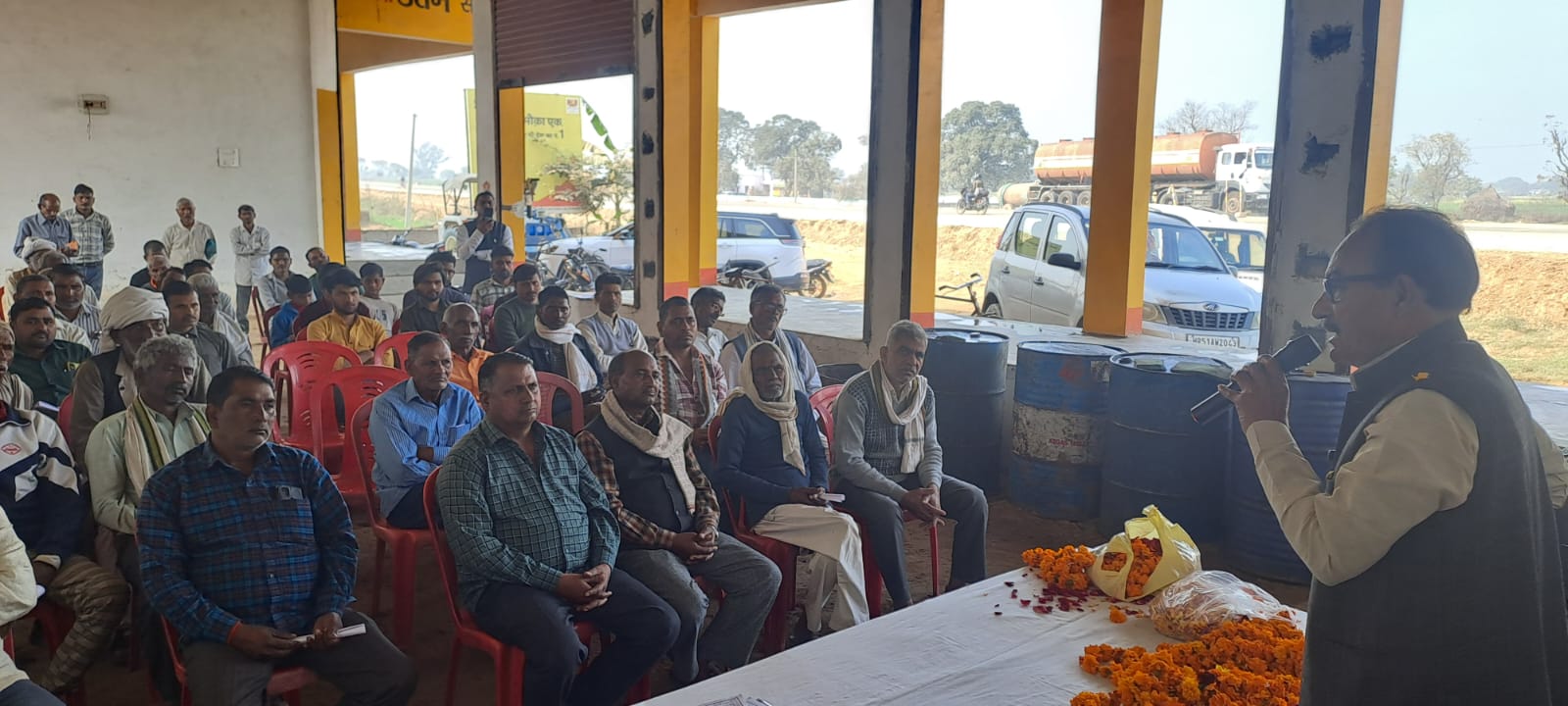 स्वास्थ्य व्यवस्था की विफलता पर ग्रामीणों का गुस्सा, ट्रामा सेंटर को मानक के अनुरूप चलाने की मांग