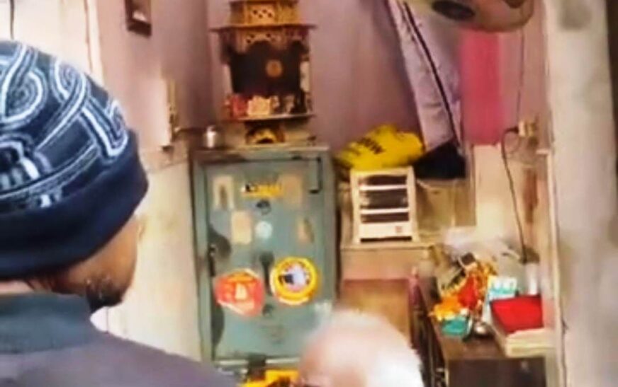 सादाबाद : सुनार की दुकान के ताले तोड़कर तिजोरी से चांदी चोरी, पुलिस बदमाशों की तलाश में जुटी