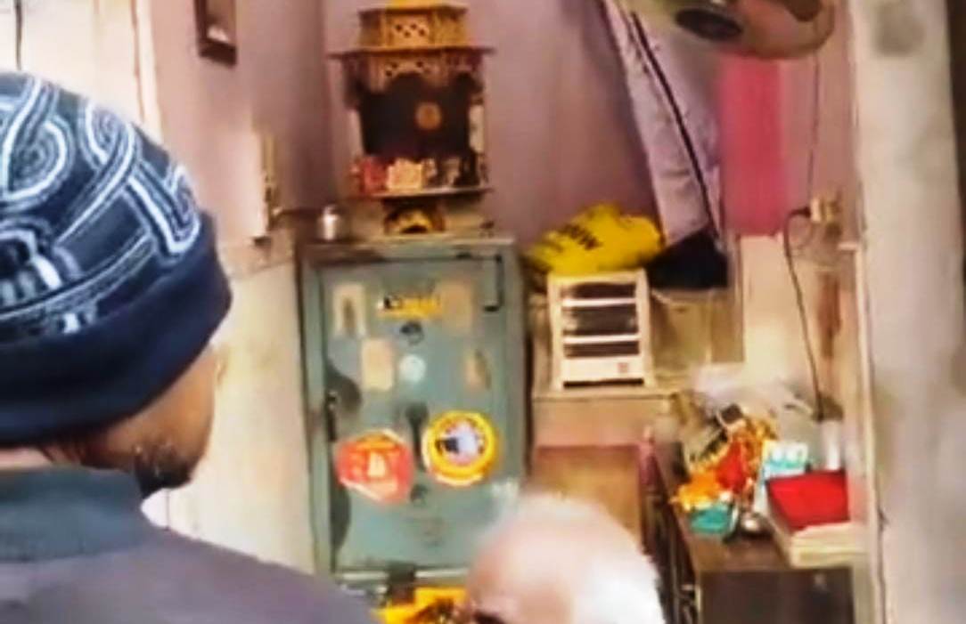 सादाबाद : सुनार की दुकान के ताले तोड़कर तिजोरी से चांदी चोरी, पुलिस बदमाशों की तलाश में जुटी