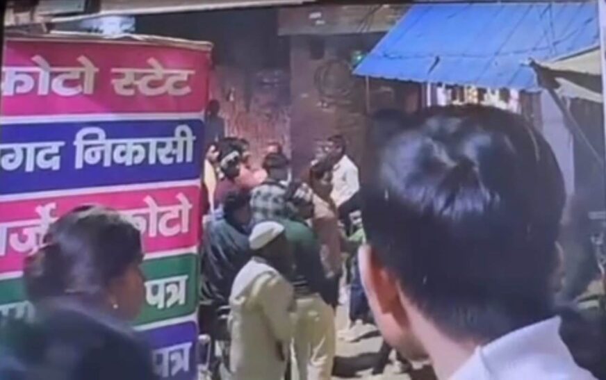 दवा लेने जा रही किशोरी से छेड़छाड़, विरोध करने पर परिजनों को पीटा, मुकदमा दर्ज कर पुलिस ने घायलों का कराया मेडिकल