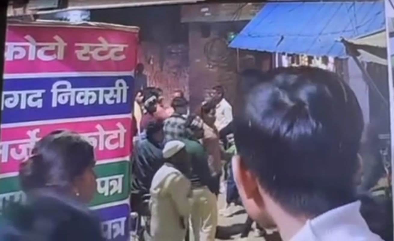 दवा लेने जा रही किशोरी से छेड़छाड़, विरोध करने पर परिजनों को पीटा, मुकदमा दर्ज कर पुलिस ने घायलों का कराया मेडिकल