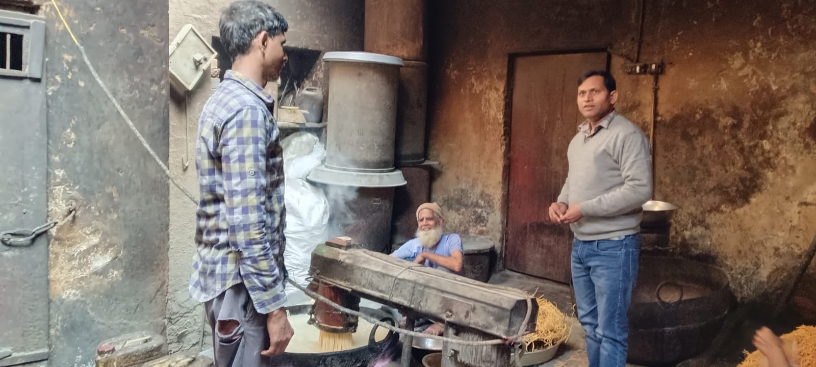 सिकंदराराऊ में मिलावटखोरों के खिलाफ खाद्य विभाग ने चलाया अभियान, नमूने लेकर जांच के लिए भेजे