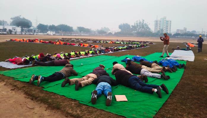 सायरन बजते ही जमीन पर लेट गए सब, हवाई हमले की स्थिति से निपटने को हाथरस में हुई ब्लैक आउट मॉकड्रिल, सुरक्षा और सतर्कता का दिया संदेश