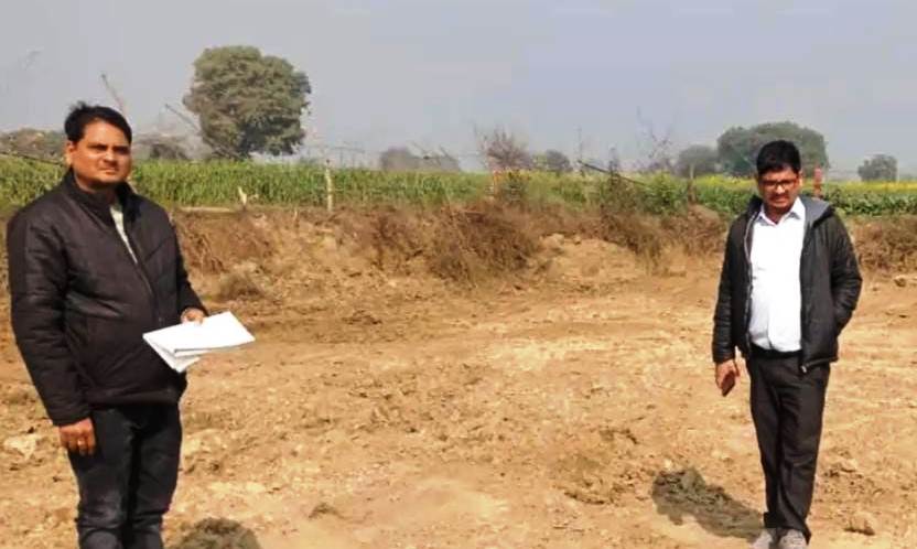 सादाबाद : अवैध खनन करते ट्रैक्टर-ट्राली पकड़ी, मौके से चालक भी पकड़ा, लेखपाल ने दर्ज कराई रिपोर्ट