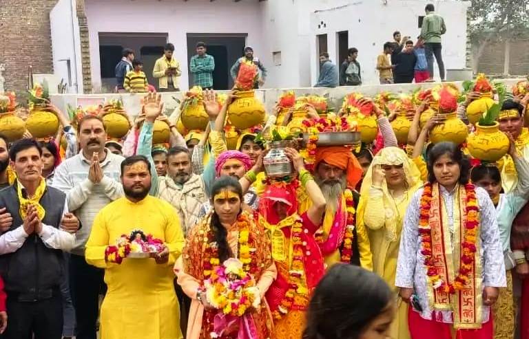 सादाबाद : कलश यात्रा के साथ भागवत कथा का हुआ शुभारंभ, कथा के पहले दिन आचार्य ने समझाया भागवत कथा का महत्व