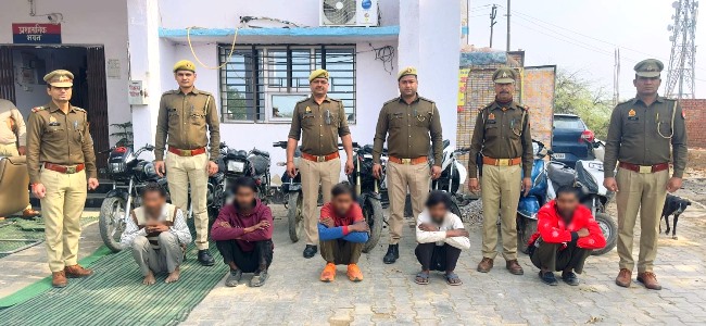सादाबाद पुलिस ने दोपहिया वाहन चोरी करने वाली गैंग का किया पर्दाफाश, आठ वाहनों संग पांच शातिर बदमाश गिरफ्तार