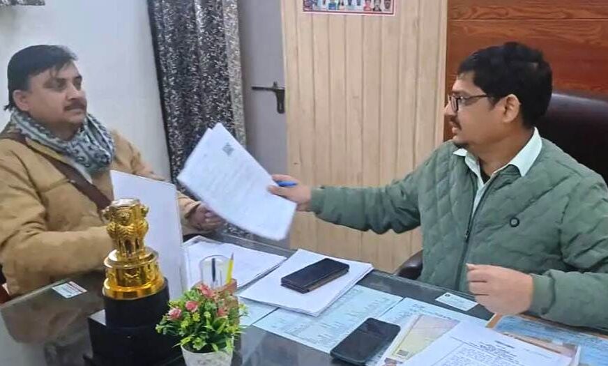 सादाबाद : एसडीएम ने सुनी नोटिस प्राप्त मतदाताओं की समस्याएं, तहसील परिसर में हुई जनसुनवाई, मताधिकार के प्रति जागरूक रहने का आह्वान