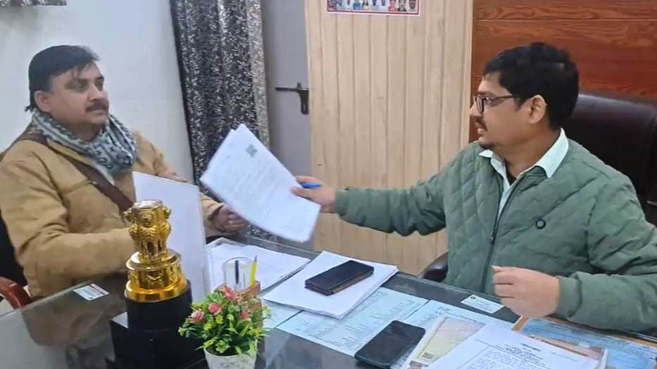 सादाबाद : एसडीएम ने सुनी नोटिस प्राप्त मतदाताओं की समस्याएं, तहसील परिसर में हुई जनसुनवाई, मताधिकार के प्रति जागरूक रहने का आह्वान