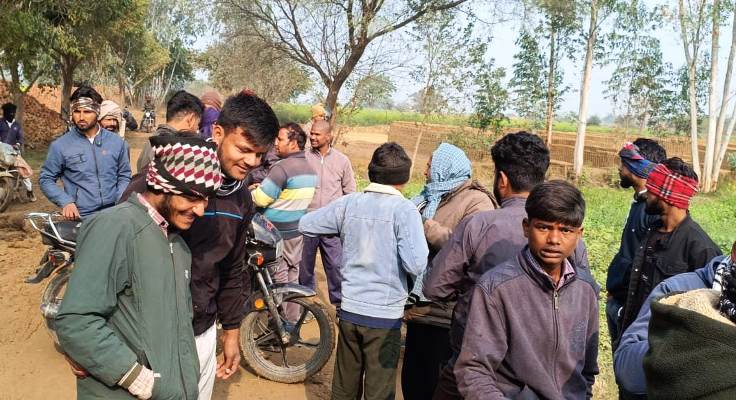 हसायन : सड़क पर निकलने में दिक्कत होने पर ग्रामीणों ने किया विरोध