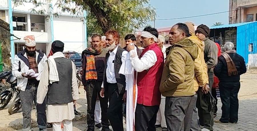 हसायन : डीजे पर डांस को लेकर ग्रामीण युवकों व बरातियों में गाली-गलौज व मारपीट