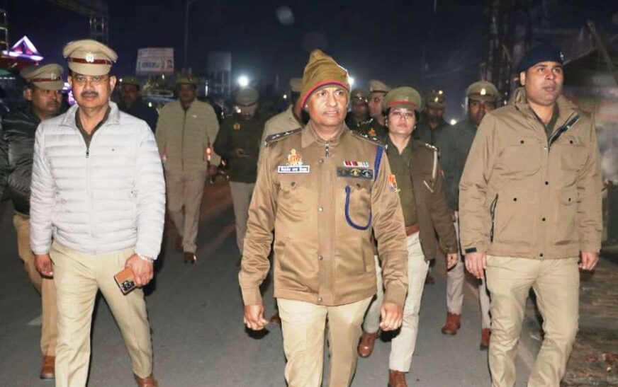 गणतंत्र दिवस को लेकर हाथरस में पुलिस ने चलाया चैकिंग अभियान, एसपी ने पैदल गश्त कर सुरक्षा व्यवस्था का जायजा लिया