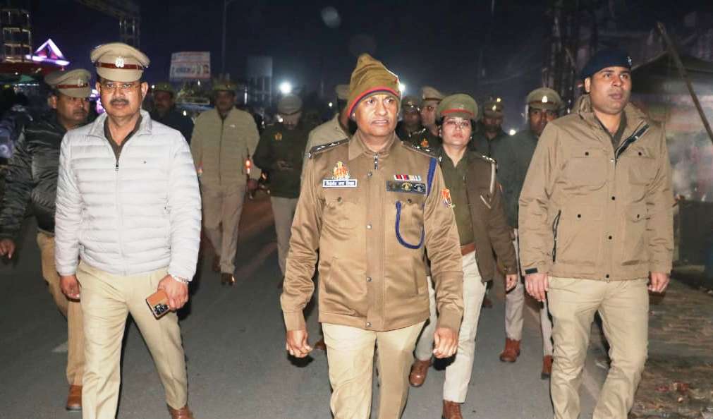 गणतंत्र दिवस को लेकर हाथरस में पुलिस ने चलाया चैकिंग अभियान, एसपी ने पैदल गश्त कर सुरक्षा व्यवस्था का जायजा लिया