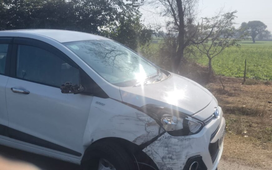 बेटी की शादी के कार्ड बांटने जा रहे ट्रांसपोर्टर की सड़क हादसे में दर्दनाक मौत, आगरा-अलीगढ़ रोड पर दो कारों में आमने-सामने की हुई भिड़ंत, तीन घायल