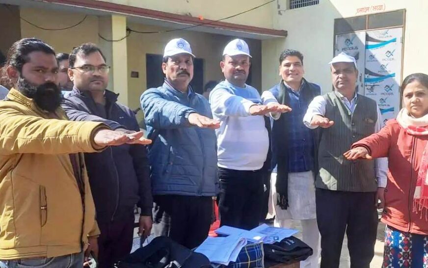 सादाबाद : बूथों पर लोगों को दिलाई मतदान की शपथ, एईआरओ लक्ष्मण सिंह ने राष्ट्रीय मतदाता दिवस पर चैक किए बूथ