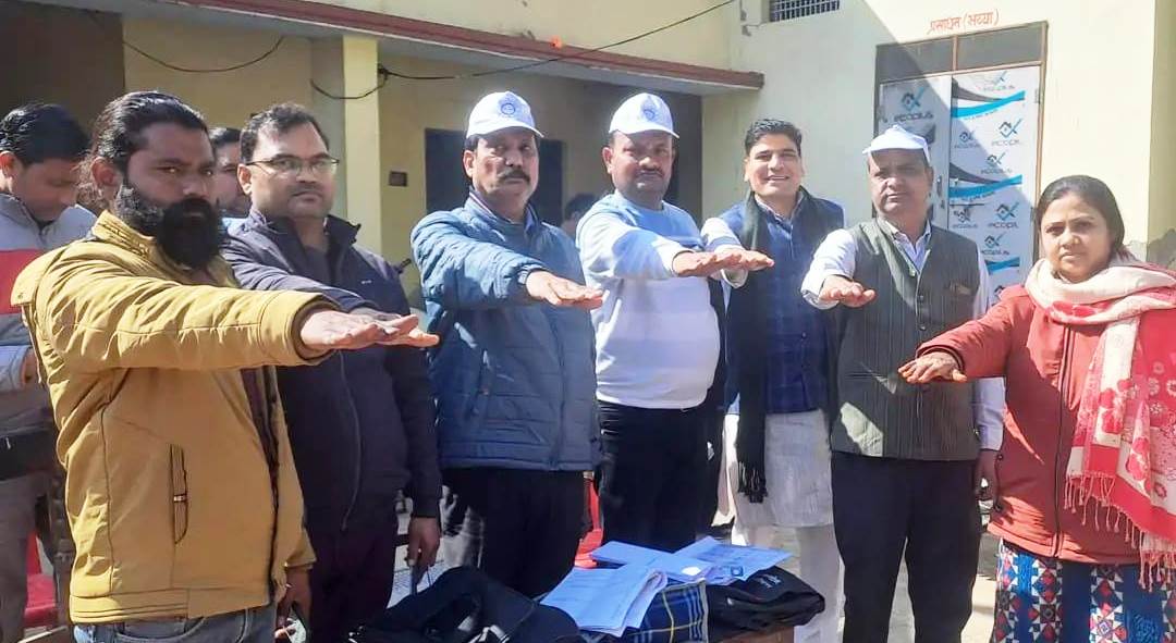 सादाबाद : बूथों पर लोगों को दिलाई मतदान की शपथ, एईआरओ लक्ष्मण सिंह ने राष्ट्रीय मतदाता दिवस पर चैक किए बूथ