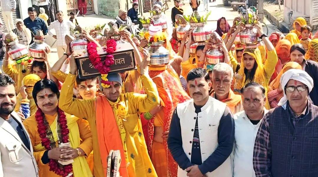 सादाबाद : कलियुग में पाप मुक्ति का साधन है श्रीमद्भागवत, नगला विशी में कलश यात्रा के साथ श्रीमद्भागवत कथा का हुआ शुभारंभ