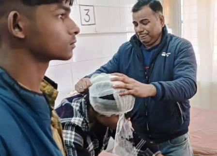 सादाबाद में युवक के साथ मारपीट, सिर में आई गंभीर चोट, स्थानीय लोगों की नजर पड़ते ही हमलावर भागे, पुलिस ने मेडिकल परीक्षण कराया