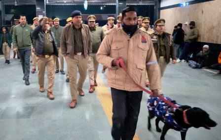 हाथरस में गणतंत्र दिवस को लेकर पुलिस अलर्ट, सीओ सिटी ने किया रेलवे स्टेशन, बस स्टैंड और होटलों का निरीक्षण, संदिग्ध लोगों से पूछताछ की