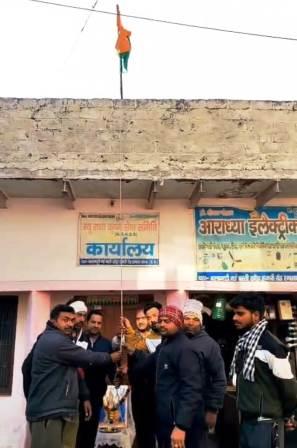 हाथरस में न्यू राधा कृष्ण सेवा समिति ने धूमधाम से मनाया 77वाँ गणतंत्र दिवस