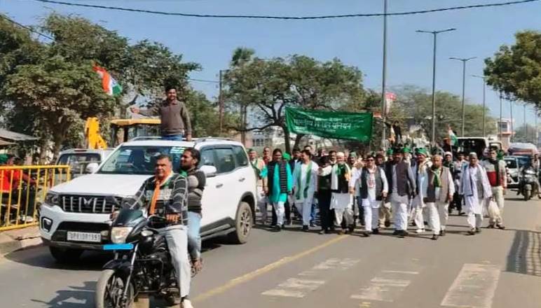 सादाबाद : गणतंत्र दिवस पर किसान यूनियन ने निकाली ट्रैक्टर रैली, किसान और यूनियन के पदाधिकारियों सहित दर्जनों ट्रैक्टर रहे शामिल