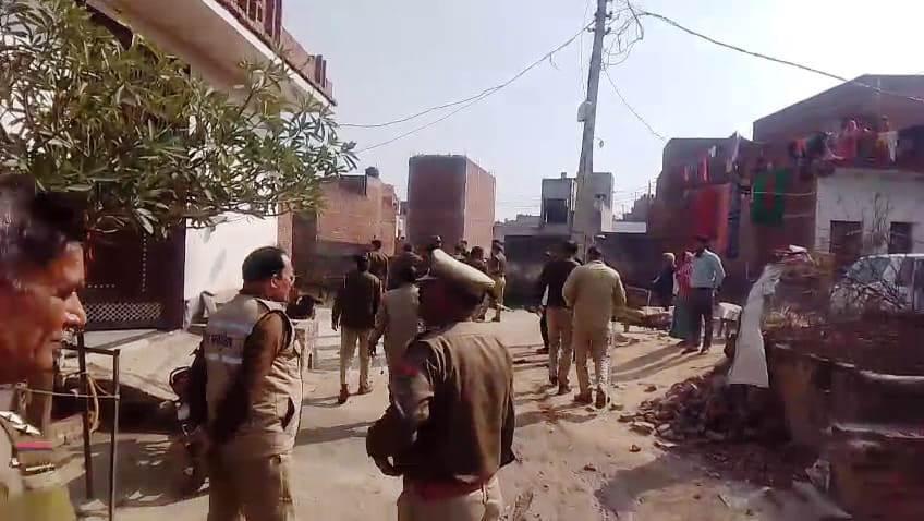 खेल की जगह बनी जंग का मैदान… गिल्ली-डंडा खेल रहे दो समुदायों के बच्चों में हुई मारपीट, जमकर हुआ पथराव