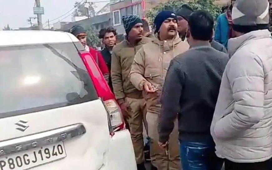 सादाबाद : लोडर ने पीछे से कार को मारी टक्कर, हाथरस रोड पर हुई दुर्घटना में कार क्षतिग्रस्त, पुलिस ने संभाली यातायात व्यवस्था