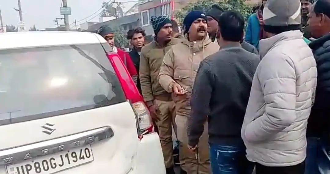 सादाबाद : लोडर ने पीछे से कार को मारी टक्कर, हाथरस रोड पर हुई दुर्घटना में कार क्षतिग्रस्त, पुलिस ने संभाली यातायात व्यवस्था