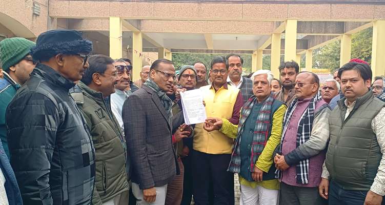 यूजीसी रेगुलेशन के विरोध में हाथरस में निकली बाइक रैली, कलेक्ट्रेट में एडीएम को प्रधानमंत्री के नाम सौंपा ज्ञापन