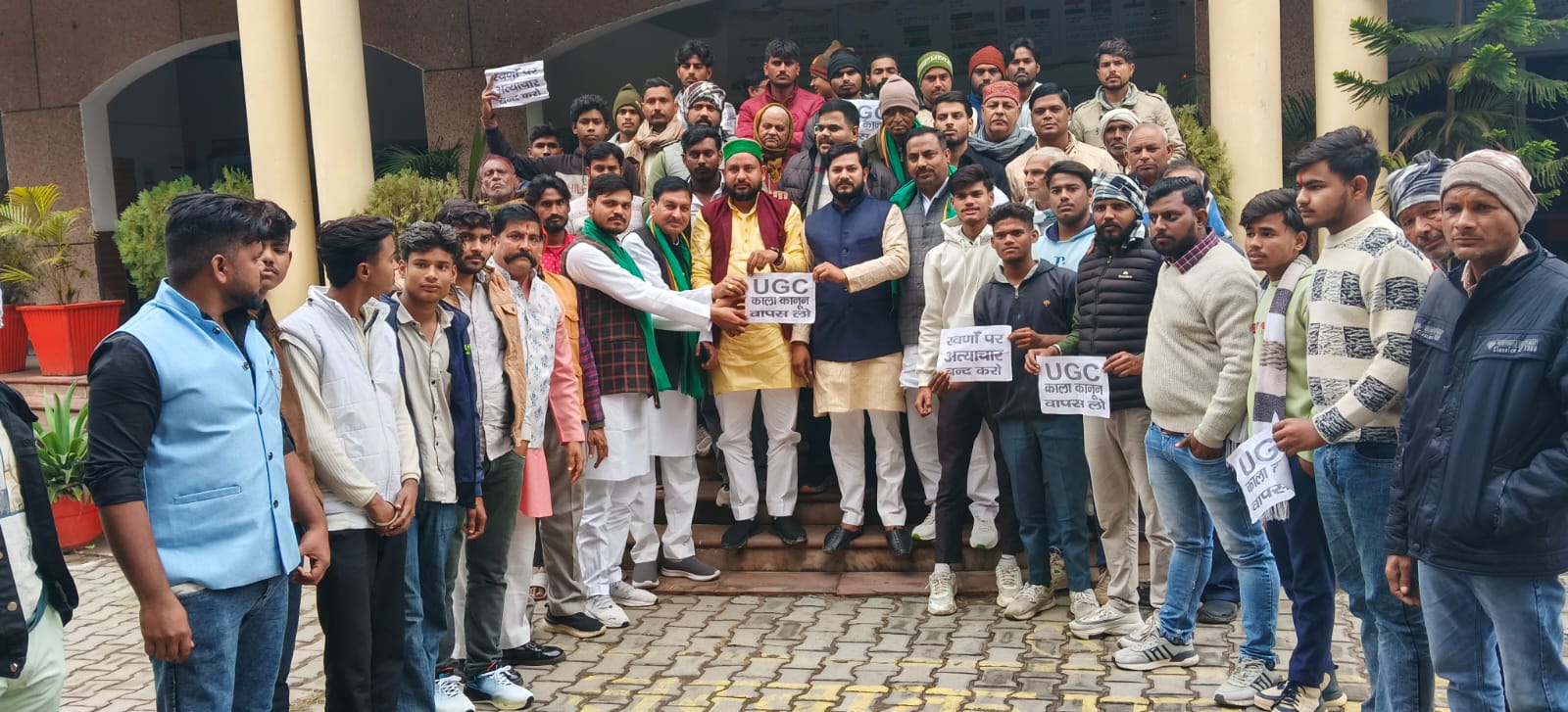 हाथरस में UGC कानून के विरोध में भाकियू (भानू) का प्रदर्शन, राष्ट्रपति को खून से पत्र लिखकर जताया आक्रोश