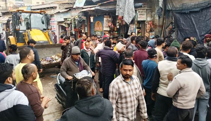 गणतंत्र दिवस के बाद चला प्रशासन का डंडा, हाथरस में अवैध अतिक्रमण ध्वस्त कर सामान किया जब्त, दुकानदारों से वसूला जुर्माना