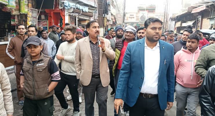 हाथरस में अतिक्रमण हटाओ अभियान जोर-शोर से जारी, दुकानों का सामान जब्त