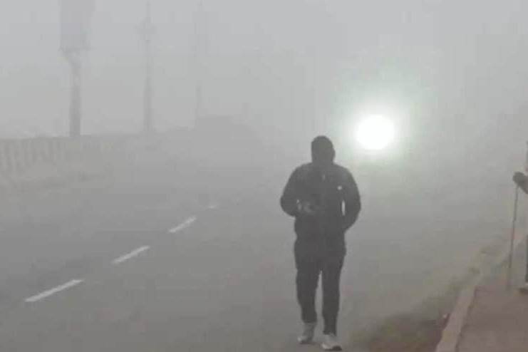 बारिश के बाद मौसम में आए बदलाव से लोग परेशान, सादाबाद में फिर कोहरे ने दी दस्तक, जनजीवन हुआ प्रभावित