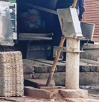 सादाबाद : कई माह से खराब पड़ा है हैंडपंप, नगर पंचायत प्रशासन का कोई ध्यान नहीं, कई बार लोग कर चुके हैं शिकायत