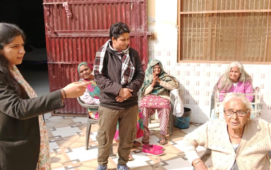 आगरा रोड स्थित वृद्धा आश्रम में विधिक साक्षरता शिविर का हुआ आयोजन