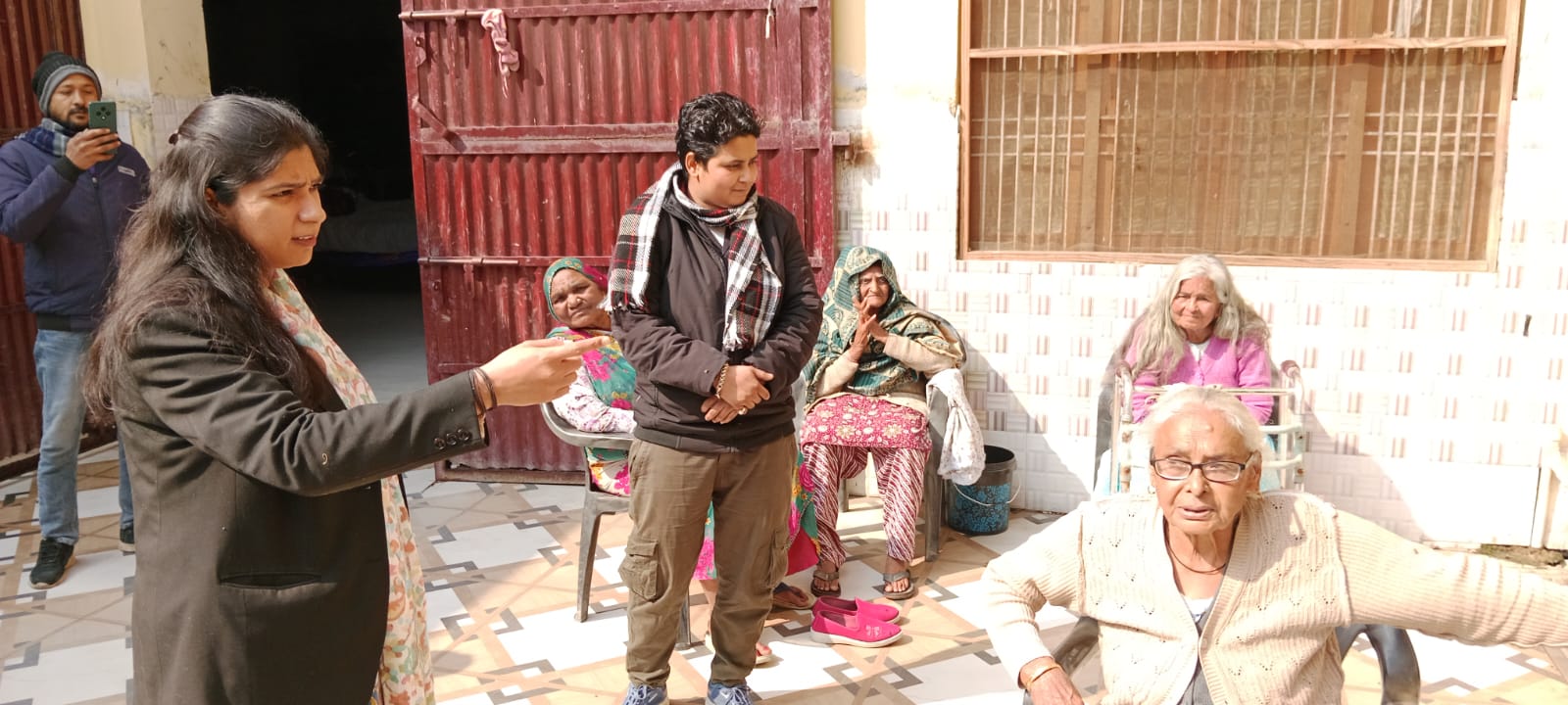 आगरा रोड स्थित वृद्धा आश्रम में विधिक साक्षरता शिविर का हुआ आयोजन