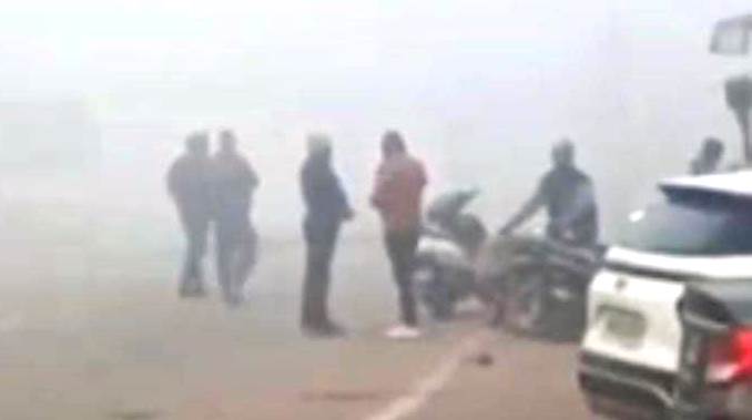 सादाबाद : कस्बा-देहात में छाया घना कोहरा, जनजीवन हुआ प्रभावित, तापमान में गिरावट से बढ़ी ठिठुरन, बाजारों में दिख रहा मौसम का असर