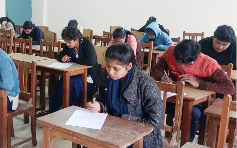 सादाबाद : सड़क सुरक्षा को लेकर क्विज प्रतियोगिता का हुआ आयोजन, राजकीय महाविद्यालय में सड़क सुरक्षा के प्रति जागरूकता बढ़ाने पर जोर