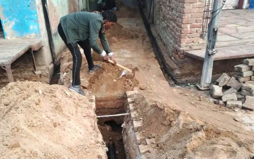 सादाबाद : रास्तों के गड्ढे बने मुसीबत, लगातार फंस रहे वाहन, जलजीवन मिशन के तहत बिछाई गई पाइप लाइन के दौरान हुए हैं गड्ढे