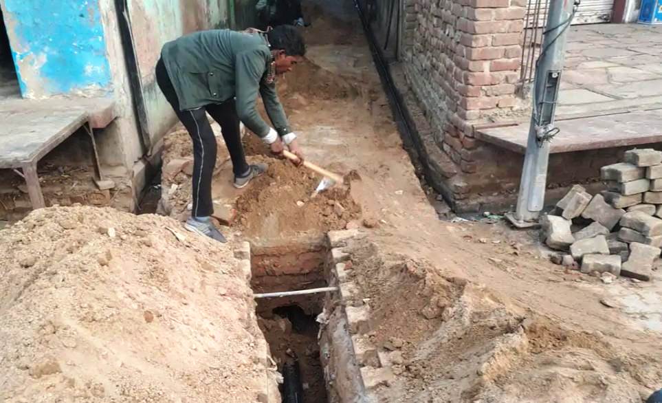 सादाबाद : रास्तों के गड्ढे बने मुसीबत, लगातार फंस रहे वाहन, जलजीवन मिशन के तहत बिछाई गई पाइप लाइन के दौरान हुए हैं गड्ढे