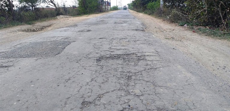 सासनी-नानऊ मार्ग का चौड़ीकरण मार्च तक पूरा होगा, 18.96 करोड़ रुपये की लागत से हो रहा निर्माण, लोगों को आवाजाही में होगी सुविधा