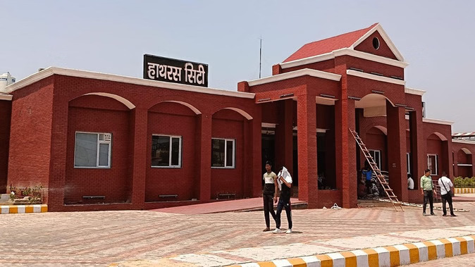 हाथरस : लालकुआं–बेंगलूरु और महानंदा एक्सप्रेस ट्रेनें दो दिन के लिए निरस्त, तकनीकी दिक्कतों के कारण रेलवे ने लिया फैसला