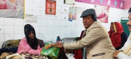 महिला अस्पताल में नवजात शिशुओं व माताओं को कंबल, साड़ी व पोषण सामग्री वितरित