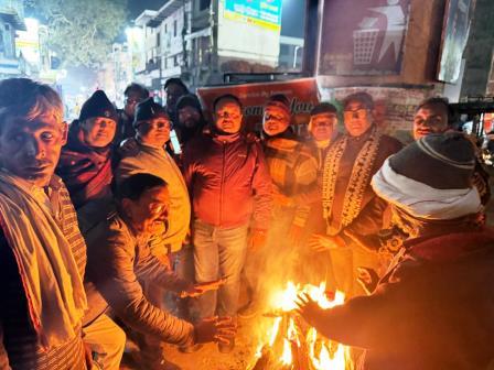 रोटरी क्लब ऑफ हाथरस फ्रेंड्स ने बढ़ती ठंड में राहगीरों को दी राहत, अलाव व खाद्य सामग्री वितरित