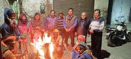 साधु-संतों व राहगीरों के लिए अलाव की व्यवस्था की