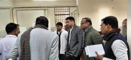 डीएम अतुल वत्स ने सीएचसी सिकंदराराऊ का किया औचक निरीक्षण, बेहतर स्वास्थ्य सेवाओं व जर्जर भवन ध्वस्तीकरण के निर्देश