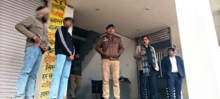 हाथरस के होटलों पर पुलिस की छापेमारी, 8 युवतियां मिलीं, 11 युवक गिरफ्तार, अश्लील हरकत करने वालों के खिलाफ कड़ी कार्रवाई